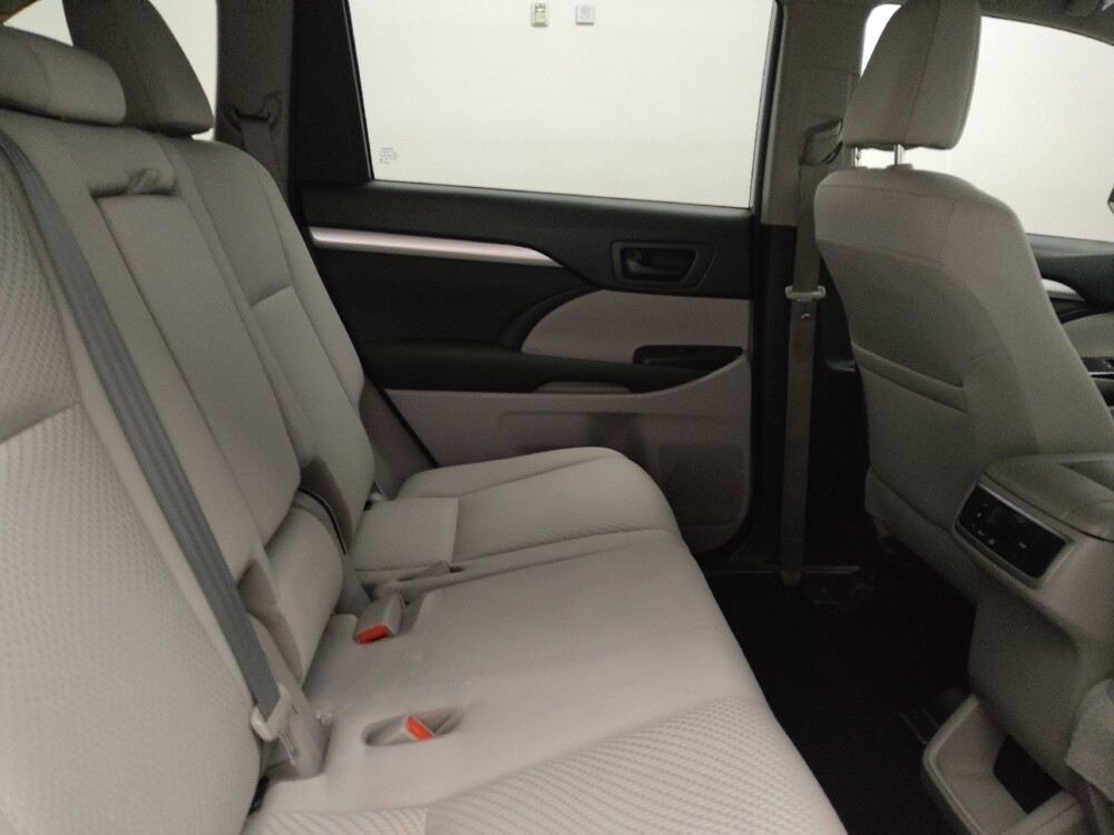 2018 Toyota Highlander in Fort Worth, TX 76116 - 18120118 19