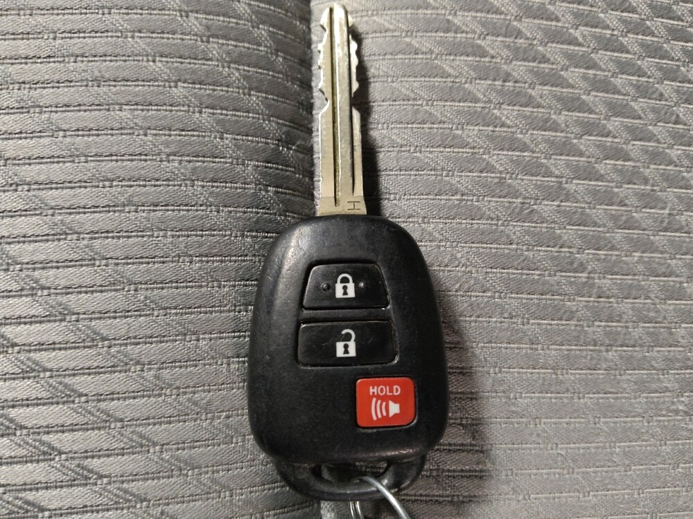 2018 Toyota Highlander in Fort Worth, TX 76116 - 18120118 32