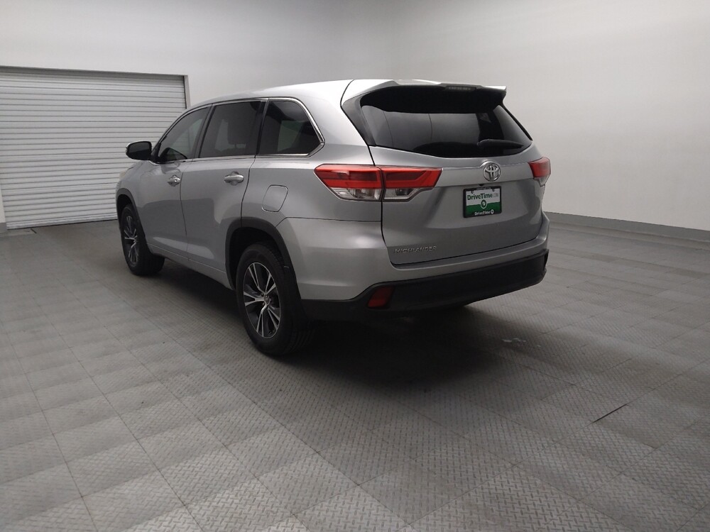 2018 Toyota Highlander in Fort Worth, TX 76116 - 18120118 5
