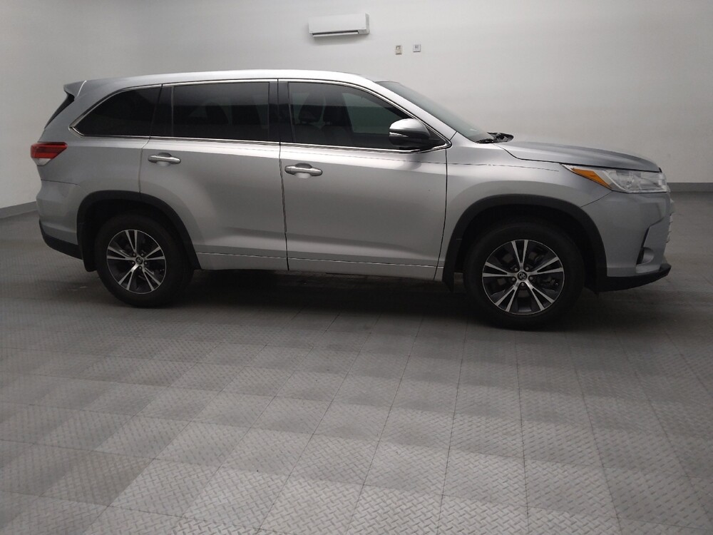 2018 Toyota Highlander in Fort Worth, TX 76116 - 18120118 11