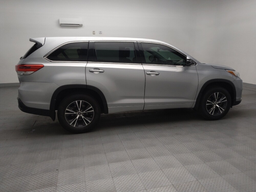 2018 Toyota Highlander in Fort Worth, TX 76116 - 18120118 10