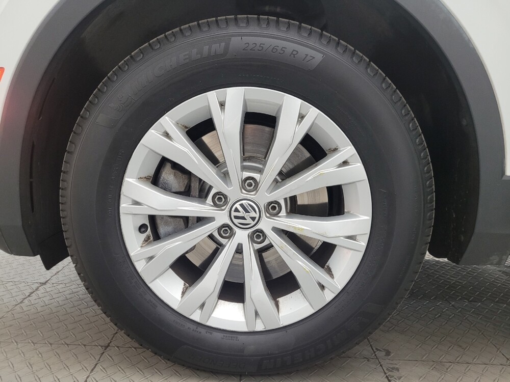 2018 Volkswagen Tiguan in Phoenix, AZ 85015 - 18120136 31