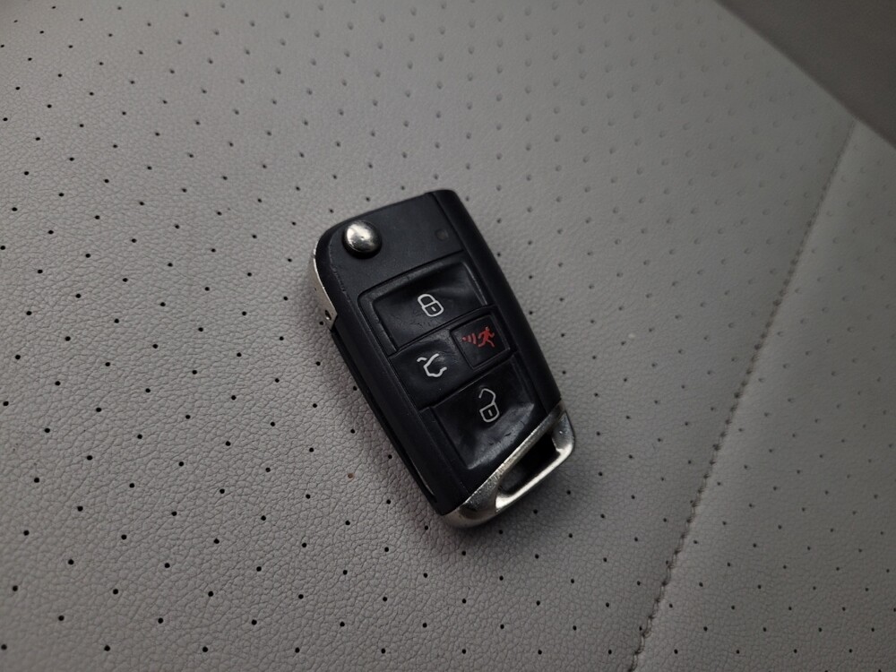 2018 Volkswagen Tiguan in Phoenix, AZ 85015 - 18120136 32