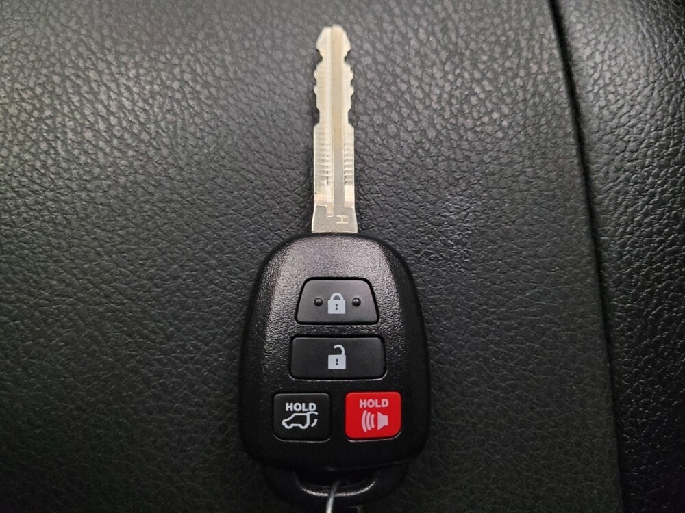 2019 Toyota Highlander in Downey, CA 90241 - 18120289 32