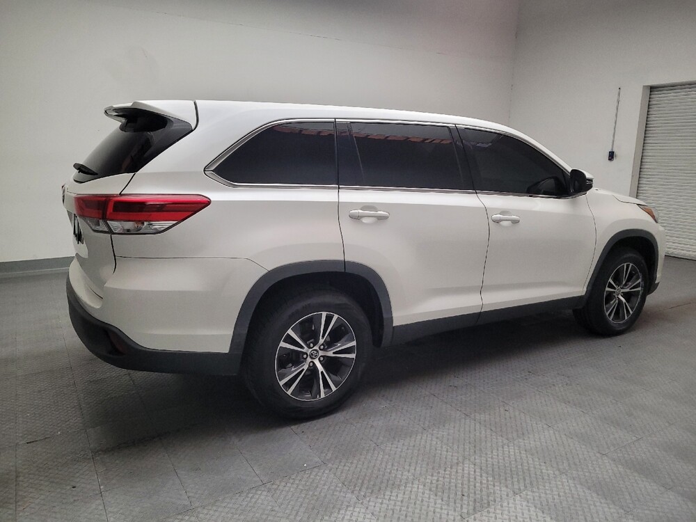 2019 Toyota Highlander in Downey, CA 90241 - 18120289 10