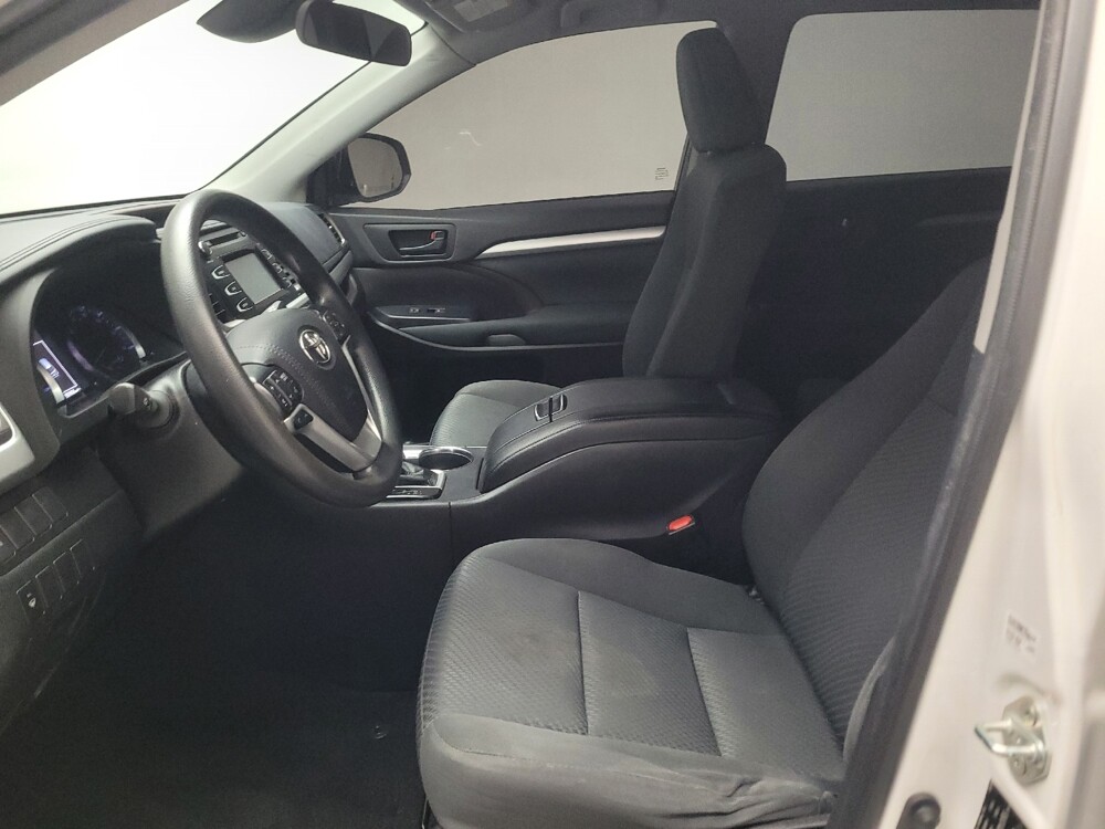 2019 Toyota Highlander in Downey, CA 90241 - 18120289 17