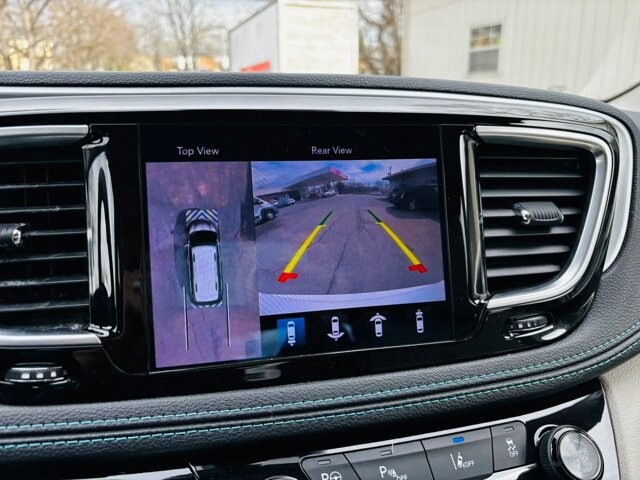 2018 Chrysler Pacifica in Harrisonburg, VA 22801 - 18120331 14