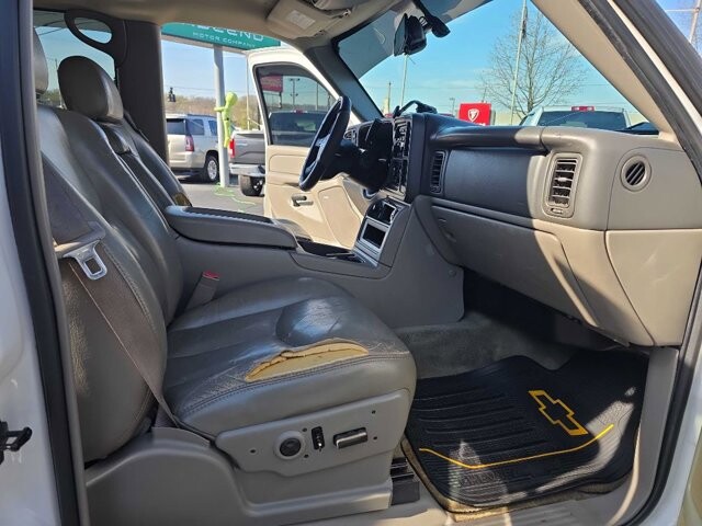 2004 Chevrolet Tahoe in Knoxville, TN 37912 - 18120350 14