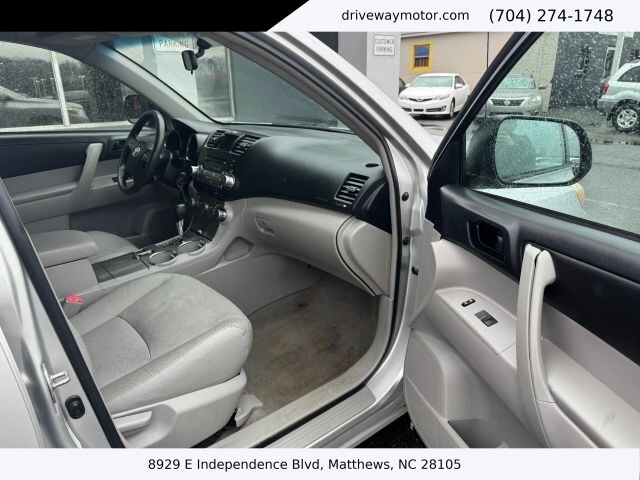 2010 Toyota Highlander in Matthews, NC 28105 - 18120364 9