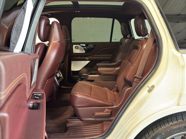 2020 Lincoln Aviator in Burlington, WI 53105 - 18120427 10