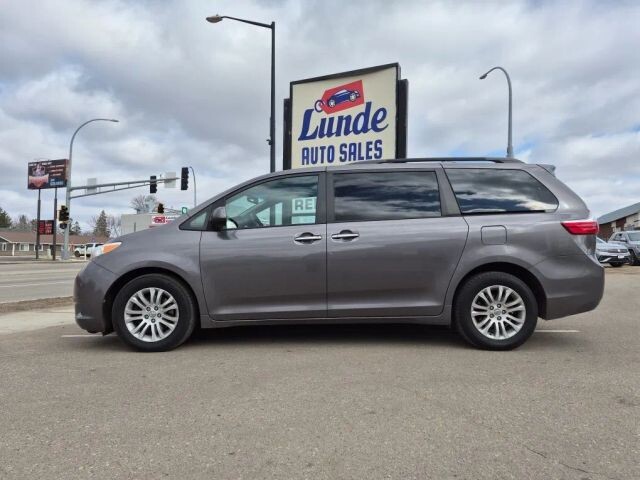 2017 Toyota Sienna in Wadena, MN 56482 - 18120448