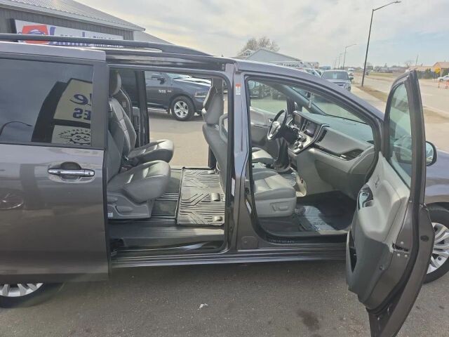 2017 Toyota Sienna in Wadena, MN 56482 - 18120448 39