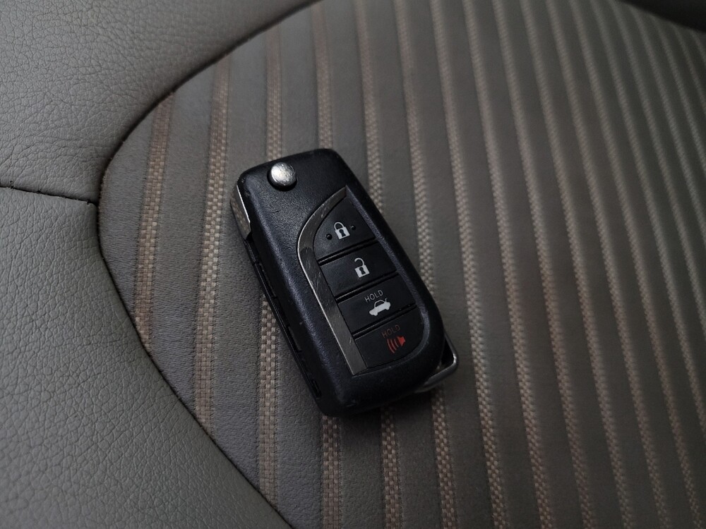 2018 Toyota Camry in Phoenix, AZ 85022 - 18120538 32