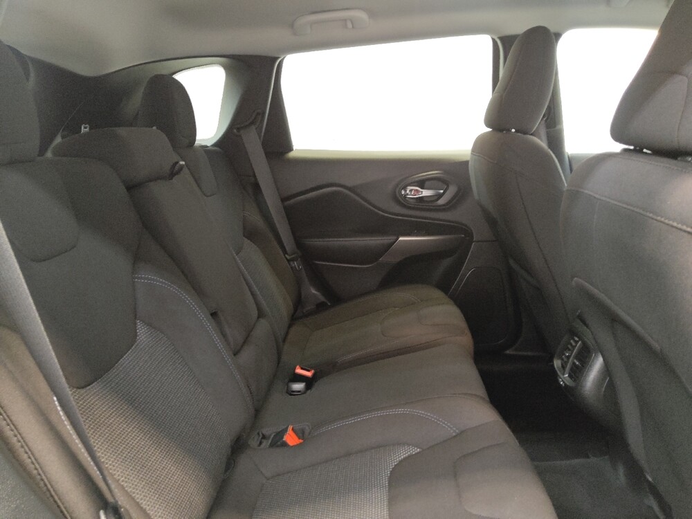 2020 Jeep Cherokee in Fairfield, OH 45014 - 18120662 19