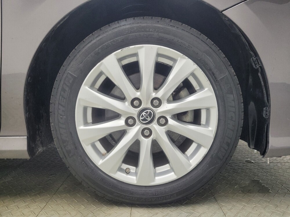 2018 Toyota Camry in Highland, IN 46322 - 18120724 31