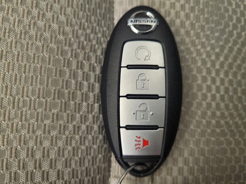 2018 Nissan Rogue Sport in Cincinnati, OH 45255 - 18120976 32