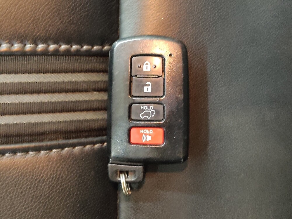 2017 Toyota Highlander in Cincinnati, OH 45255 - 18121285 32