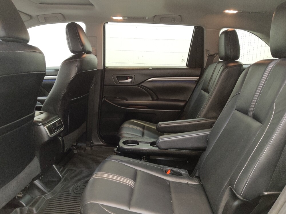 2017 Toyota Highlander in Cincinnati, OH 45255 - 18121285 18