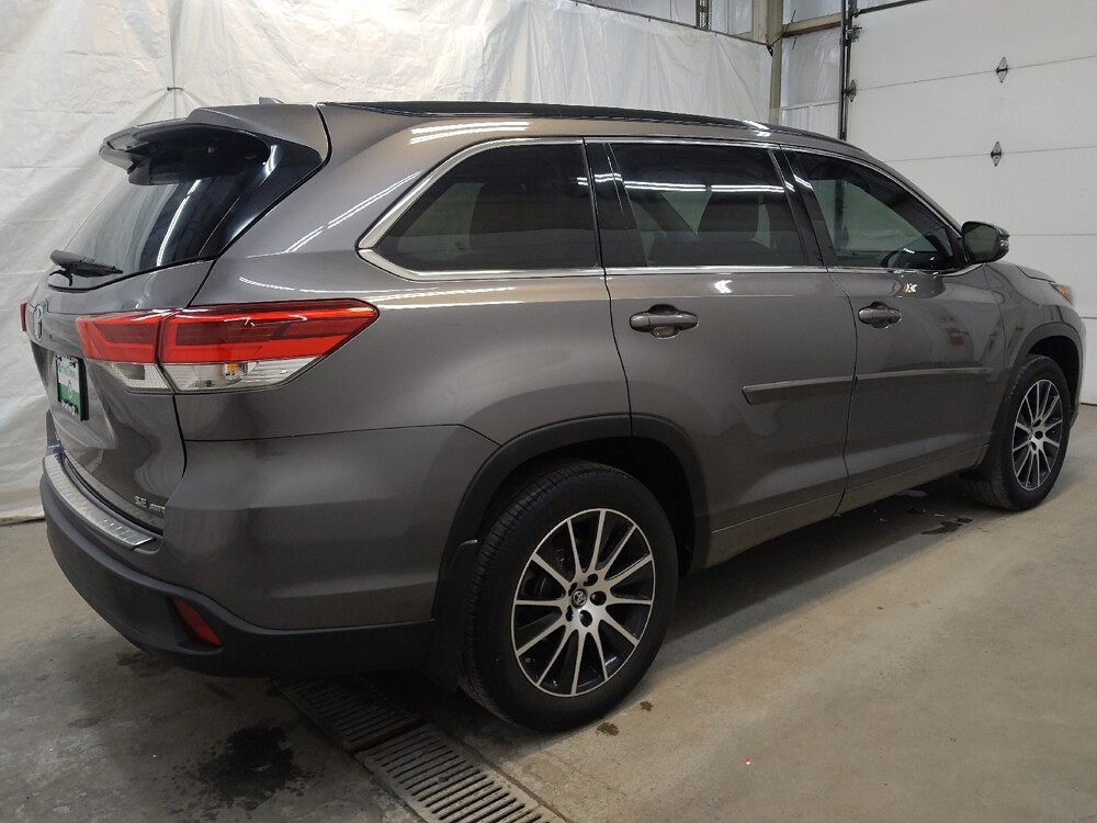 2017 Toyota Highlander in Cincinnati, OH 45255 - 18121285 10