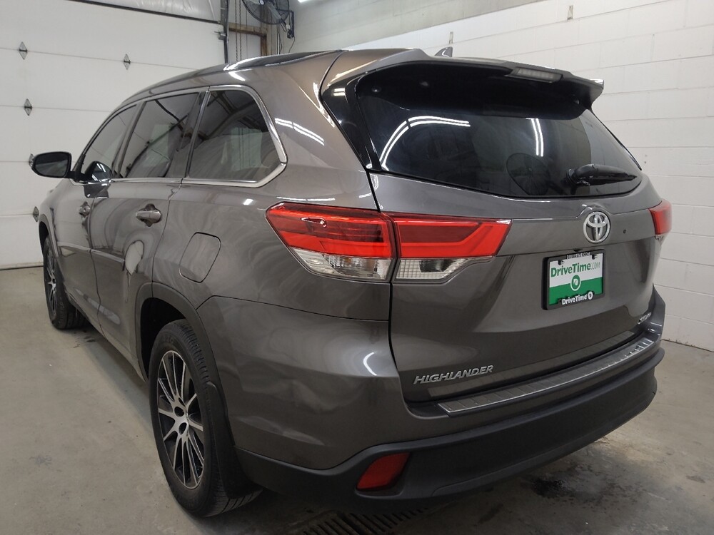 2017 Toyota Highlander in Cincinnati, OH 45255 - 18121285 5