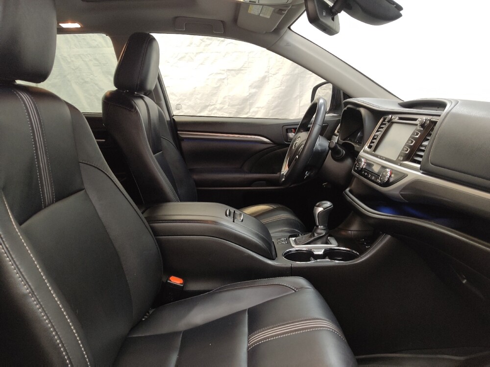 2017 Toyota Highlander in Cincinnati, OH 45255 - 18121285 21