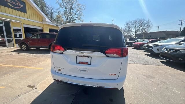2017 Chrysler Pacifica in Greenville, SC 29607 - 18121491 4