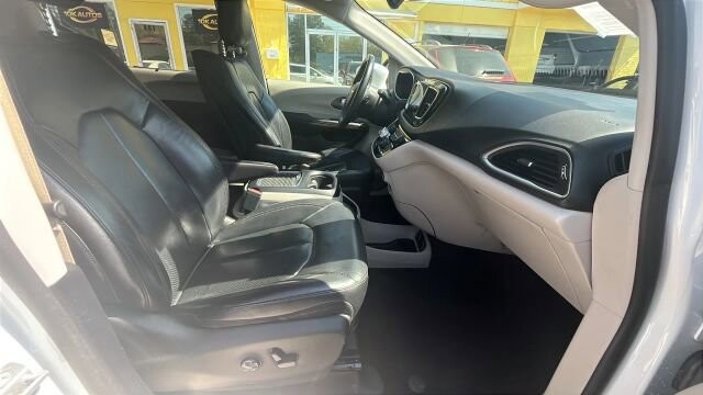 2017 Chrysler Pacifica in Greenville, SC 29607 - 18121491 17