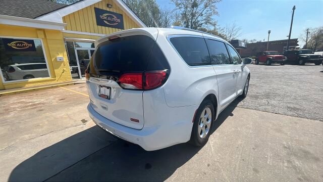 2017 Chrysler Pacifica in Greenville, SC 29607 - 18121491 3