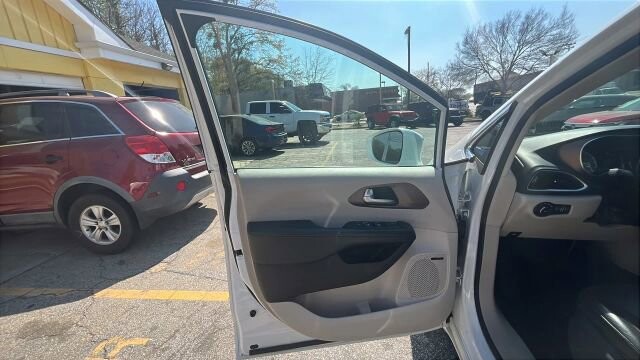 2017 Chrysler Pacifica in Greenville, SC 29607 - 18121491 31