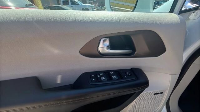 2017 Chrysler Pacifica in Greenville, SC 29607 - 18121491 32