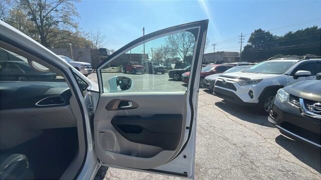 2017 Chrysler Pacifica in Greenville, SC 29607 - 18121491 14