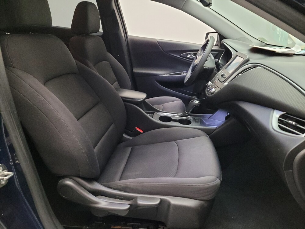 2017 Chevrolet Malibu in Fresno, CA 93726 - 18121554 21