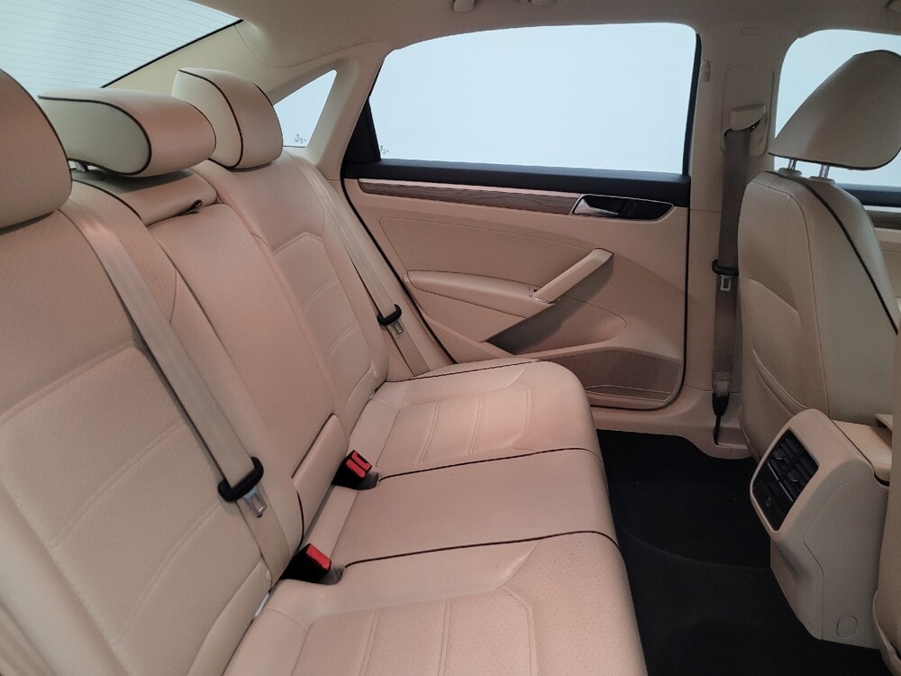 2016 Volkswagen Passat in Glendale, AZ 85301 - 18121602 19