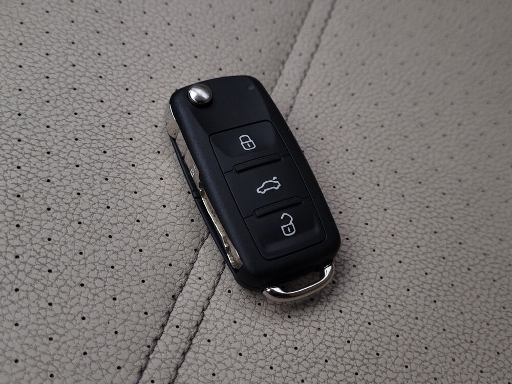 2016 Volkswagen Passat in Glendale, AZ 85301 - 18121602 32