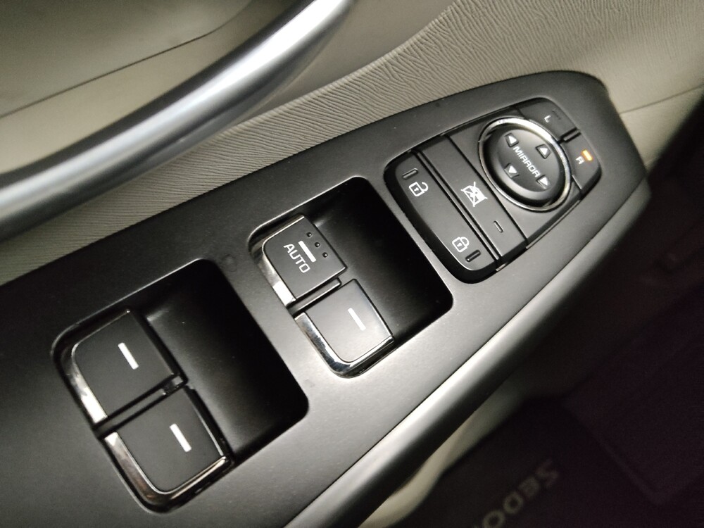 2019 Kia Sedona in Topeka, KS 66611 - 18121789 27