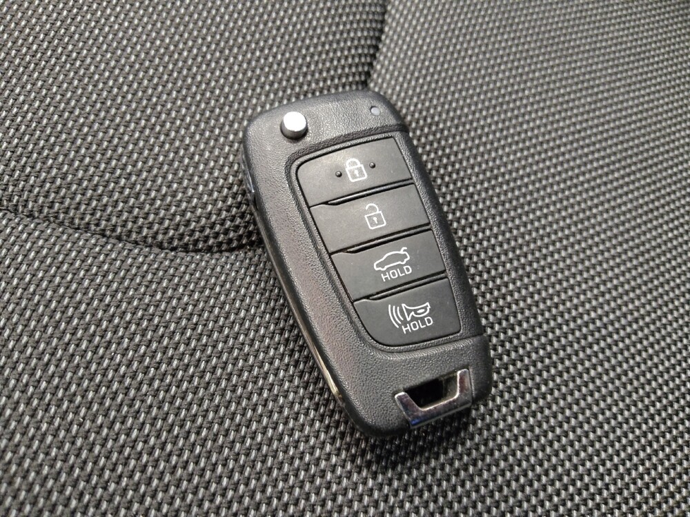 2025 Hyundai Elantra in Phoenix, AZ 85015 - 18121790 32