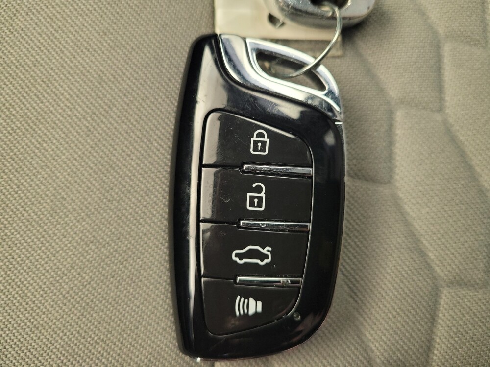 2018 Chevrolet Equinox in Toledo, OH 43617 - 18121805 32