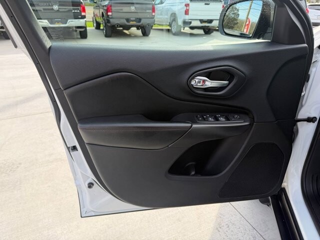 2020 Jeep Cherokee in Knoxville, TN 37920 - 18121854 7