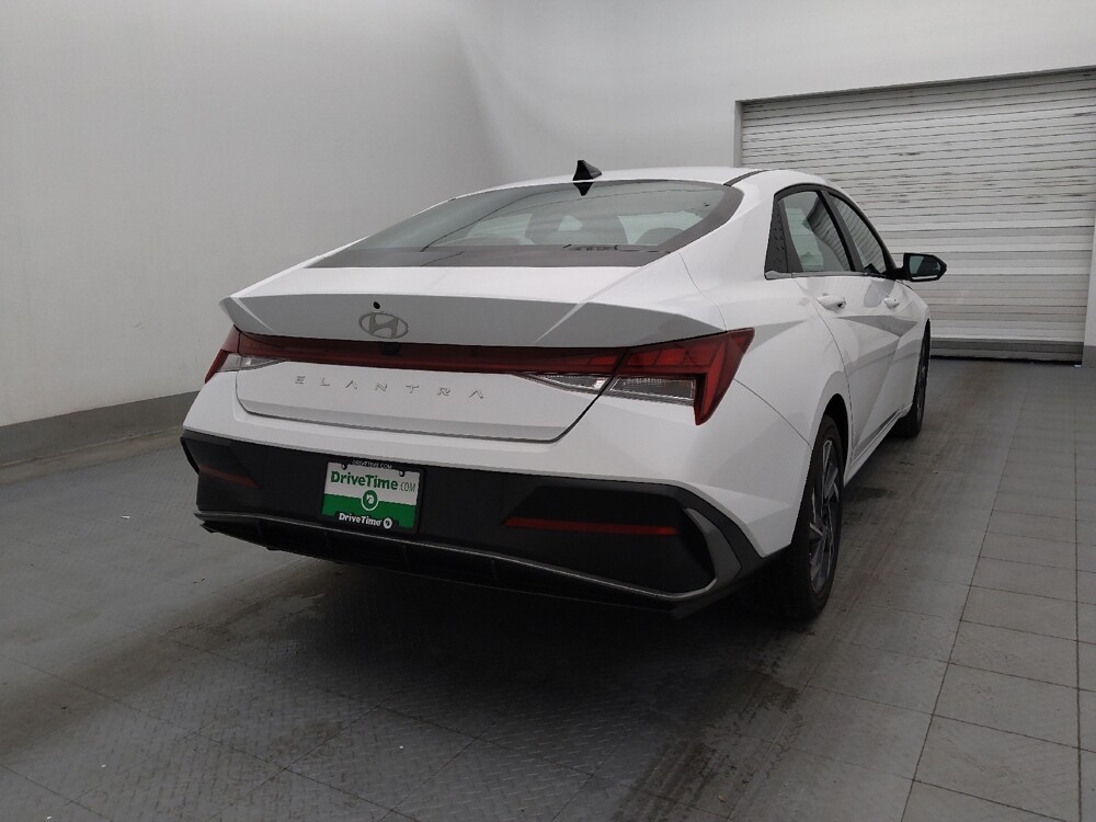 2025 Hyundai Elantra in Bradenton, FL 34207 - 18121957 7