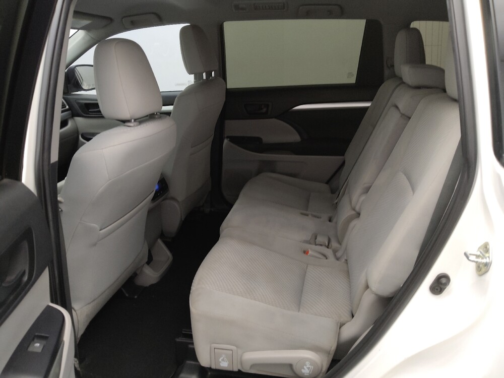 2019 Toyota Highlander in Gladstone, MO 64118 - 18122004 18