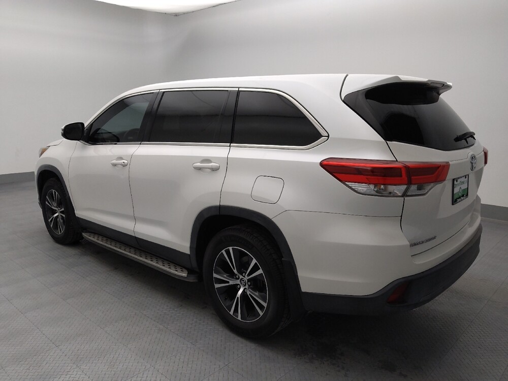 2019 Toyota Highlander in Gladstone, MO 64118 - 18122004 3