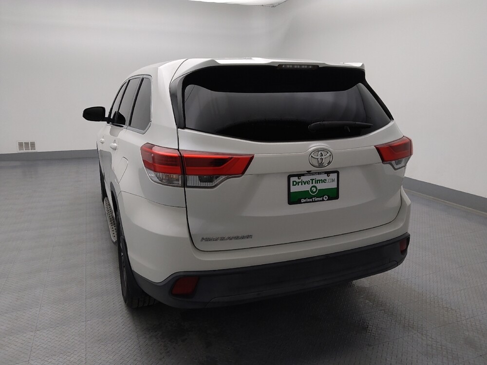 2019 Toyota Highlander in Gladstone, MO 64118 - 18122004 6
