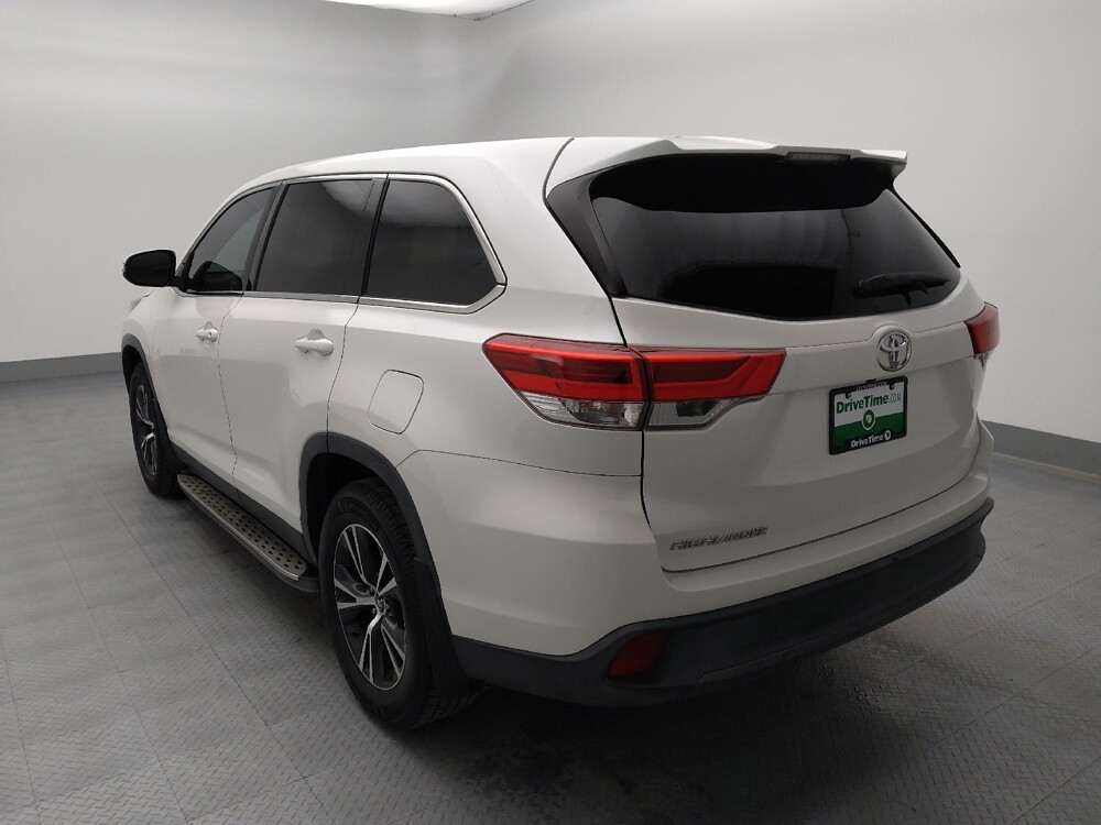 2019 Toyota Highlander in Gladstone, MO 64118 - 18122004 5