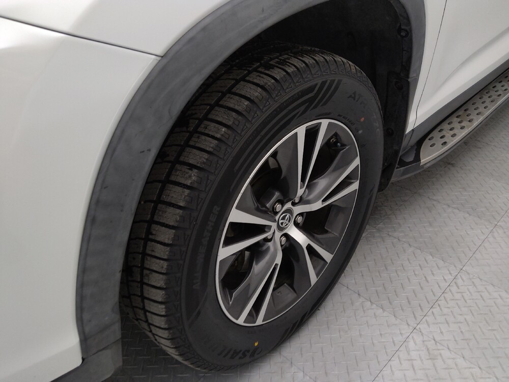 2019 Toyota Highlander in Gladstone, MO 64118 - 18122004 31