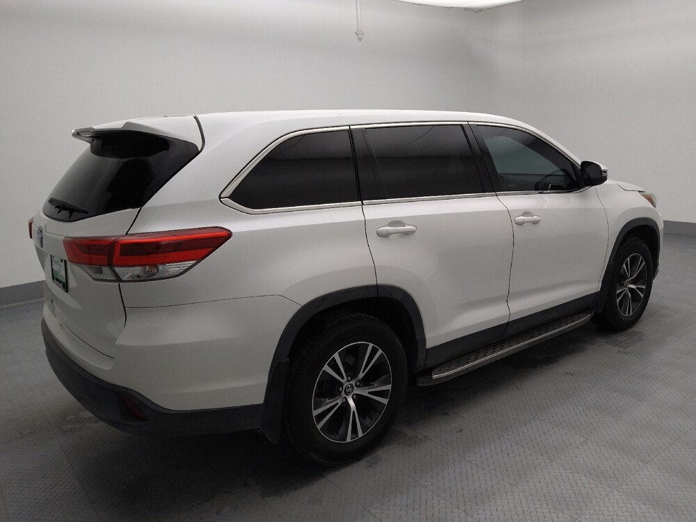 2019 Toyota Highlander in Gladstone, MO 64118 - 18122004 10