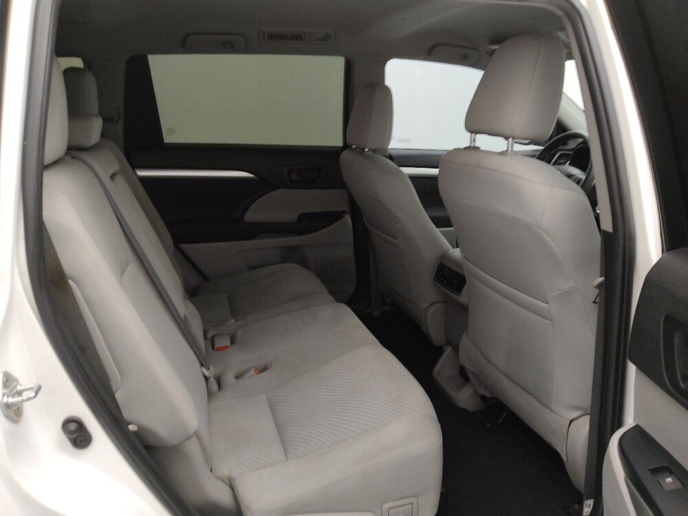 2019 Toyota Highlander in Gladstone, MO 64118 - 18122004 19