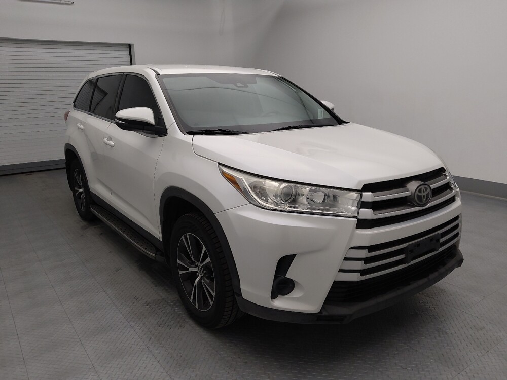2019 Toyota Highlander in Gladstone, MO 64118 - 18122004 13