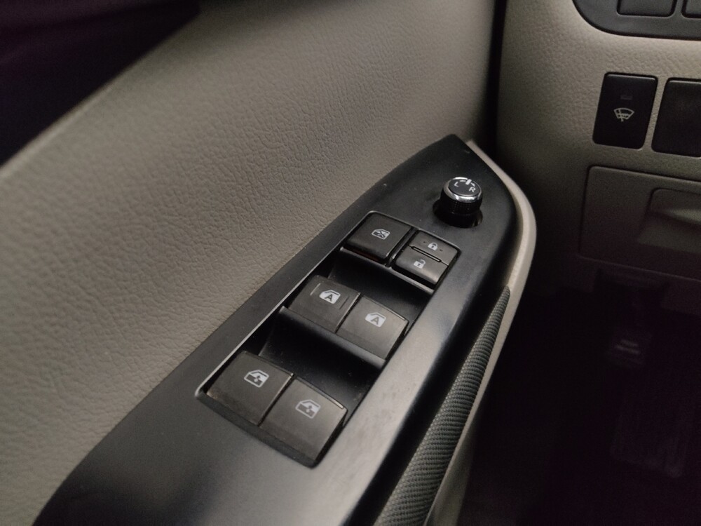 2019 Toyota Highlander in Gladstone, MO 64118 - 18122004 27