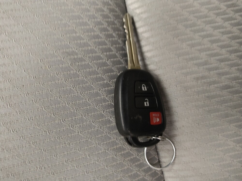 2019 Toyota Highlander in Gladstone, MO 64118 - 18122004 32