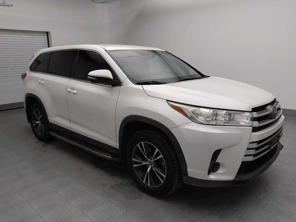 2019 Toyota Highlander in Gladstone, MO 64118 - 18122004 11